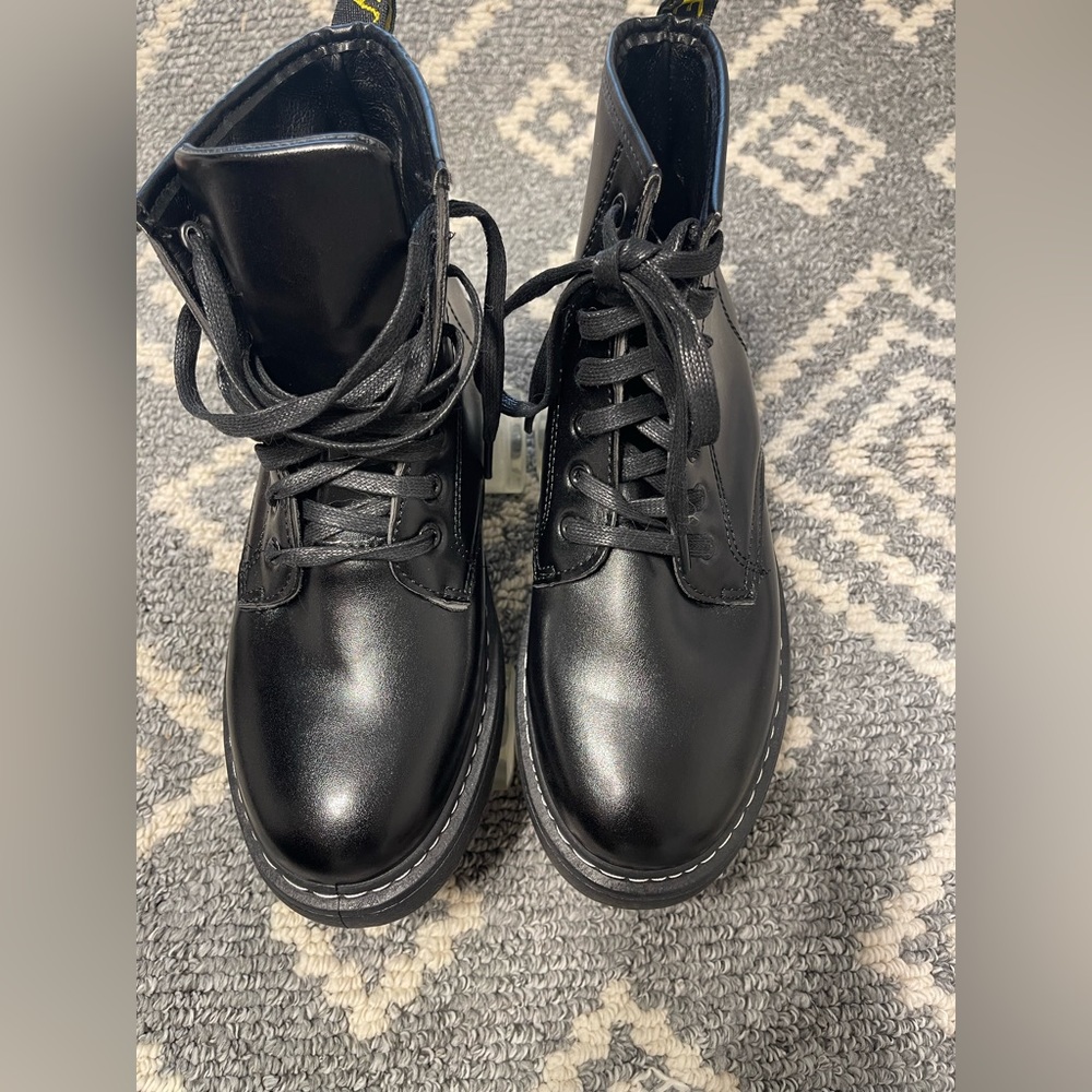 Combat boots Style light up roller skates